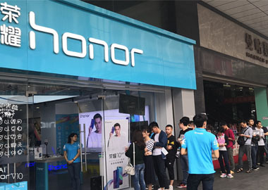 Customers queue up to buy new Honor 10 in front of a Huawei's flagship store in Shenzhen on April, 27, 2018. [Photo: Huawei]