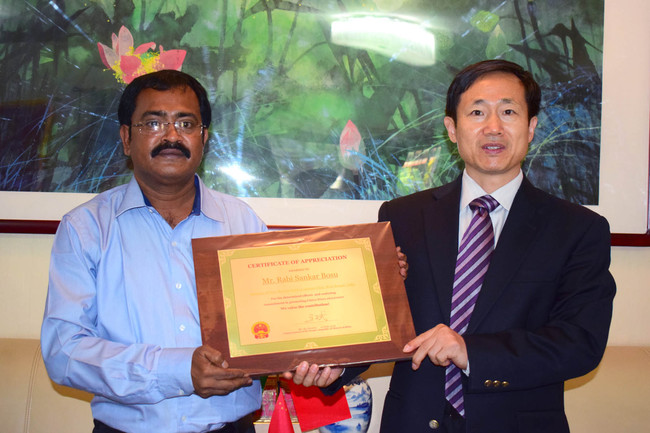 Rabi Sankar Bosu(R) receives a certificate from Consul General Ma Zhanwu.[Photo provided to China Plus]