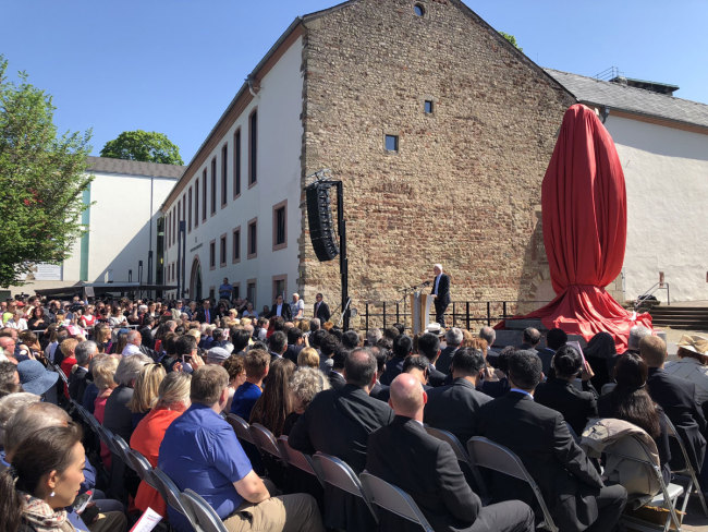 People attend a ceremony for the unveiling of a statue of Karl Marx in Trier, Germany on Saturday, May 5, 2018. [Photo: China Plus/Ruan Jiawen]