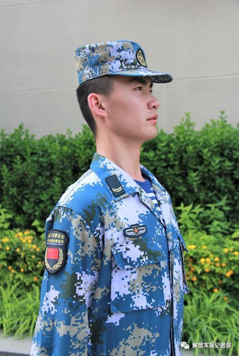 A soldier wears a new badge for troops stationed overseas and a new brassard for members at Djibouti Logistics Support Base. [Photo: www.81.cn]