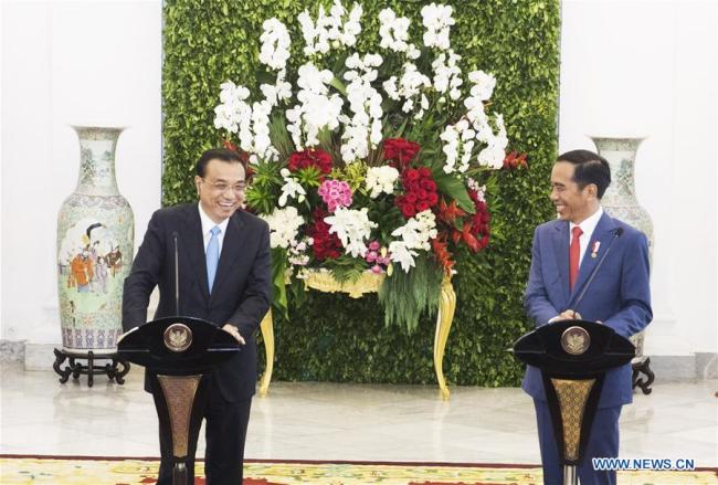 Chinese Premier Li Keqiang (L) and Indonesian President Joko Widodo meet the press after their talks at the presidential palace in Bogor, Indonesia, May 7, 2018. [Photo: Xinhua]