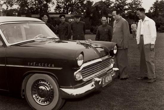 Late Chinese leader Mao Zedong inspects a Dongfeng CA71, China's first domestically-developed sedan. [File Photo: 163.com]