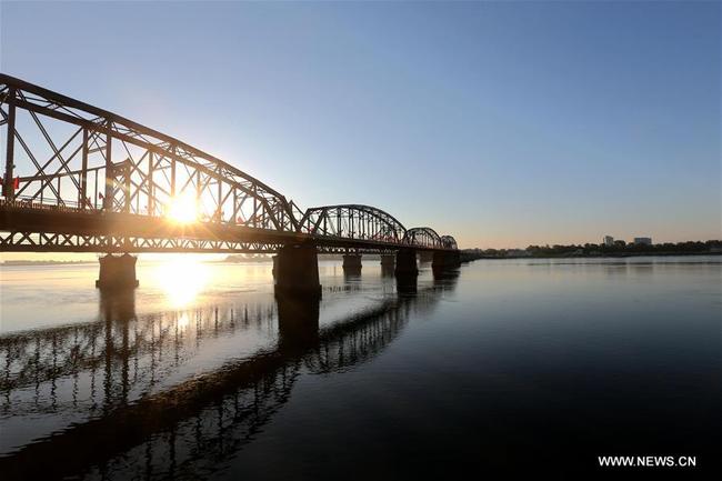 Photo taken on Aug. 22, 2016 shows Broken Bridge over the Yalu River on the border of China and the Democratic People's Republic of Korea (DPRK) in Dandong, northeast China's Liaoning Province. Dandong is the largest Chinese city bordering DPRK. [Photo: Xinhua/Xu Congjun]