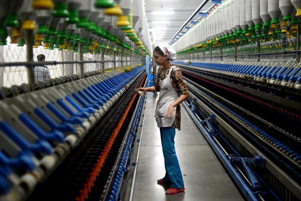 An employee works at a textile company in Aksu, China's Xinjiang Uygur Autonomous Region. [File photo: Xinhua]