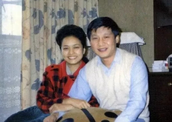 Xi Jinping and Peng Liyuan in September 1989. [File Photo: Xinhua]