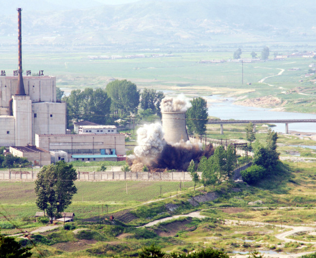 Photo shows a North Korean nuclear bombing of a cooling tower at Yongbyon on June 27, 2008, to unveil its commitment to denuclearization. [Photo: IC]