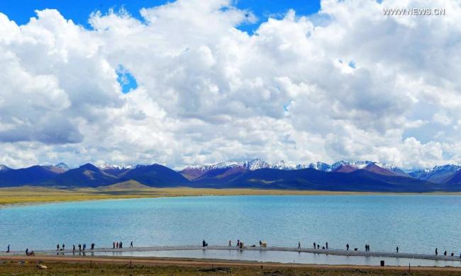 Tourists view the Namtso Lake in southwest China's Tibet Autonomous Region, Oct. 2, 2015, the second day of the National Day holidays.[Photo: Xinhua]