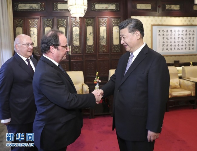  Chinese President Xi Jinping meets with former French President Francois Hollande at the Diaoyutai State Guesthouse in Beijing on May 25, 2018. [Photo: Xinhua]