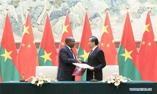 Chinese State Councilor and Foreign Minister Wang Yi and Burkina Faso's Foreign Minister Alpha Barry sign a joint communique to resume diplomatic relations between China and Burkina Faso, in Beijing, capital of China, May 26, 2018.[Photo: Xinhua]