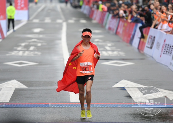 Chinese runner Wan Ma finishes the race in 2:29:14, winning the third place at the Changchun International Marathon 2018.[Photo: jlradio.cn]