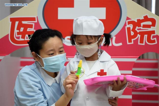 白血病儿童扮“医生”庆祝儿童节 Children with leukemia participate in role play game as doctors