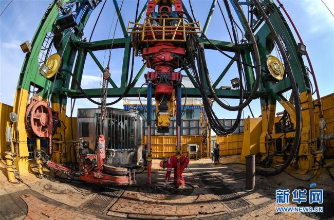 A worker conducts machinery check on the Crust 1 land-based drilling rig system in the Songliao Basin in northeast China, June 1, 2018. [Photo: Xinhua/Xu Chang]