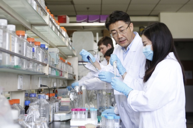 Scientists with Chinese Academy of Sciences (CAS) conduct experiment at a lab. [File photo: Xinhua]
