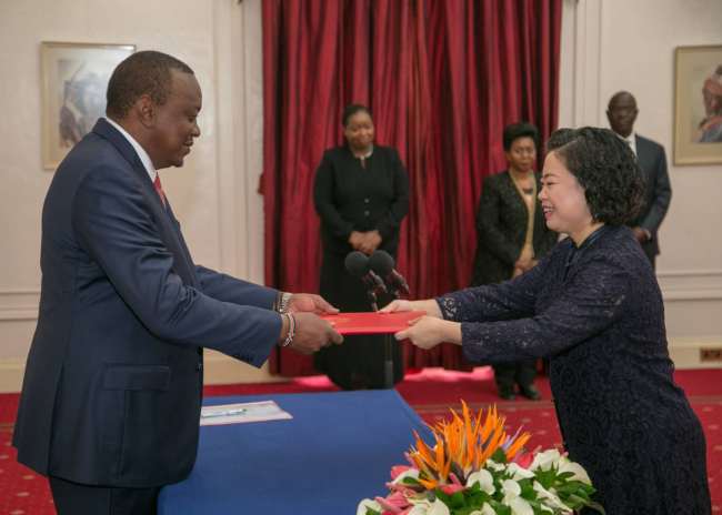 Kenyan President Uhuru Kenyatta, left, receives Ambassador Sun Baohong’s credentials in Nairobi’s State House, June 5, 2018. [Photo: China Plus]