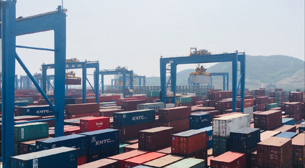 Automatic stacking cranes transport shipping containers at the automated terminal. [Photo: China Plus]