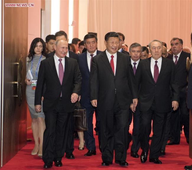 Chinese President Xi Jinping (C, front) and guests attending the 18th Shanghai Cooperation Organization (SCO) summit head for a banquet in Qingdao, east China's Shandong Province, June 9, 2018.[Photo: Xinhua]
