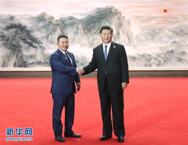 Chinese President Xi Jinping welcomes his Mongolian counterpart Khaltmaa Battulga on Sunday at the Shanghai Cooperation Organization (SCO) summit in Qingdao city, east China’s Shandong Province on June 10, 2018. [Photo: Xinhua]