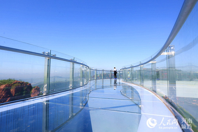 Photo taken on June 12, 2018 shows the world's longest horseshoe-shaped glass bridge at the Fuxi Grand Canyon in central China's Henan Province. [Photo: people.cn]