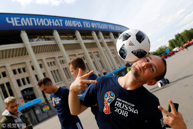 A football freestyle artist performs outside Luzhniki Stadium before the opening match of the World Cup on Thursday, June 14, 2018. [Photo: VCG]