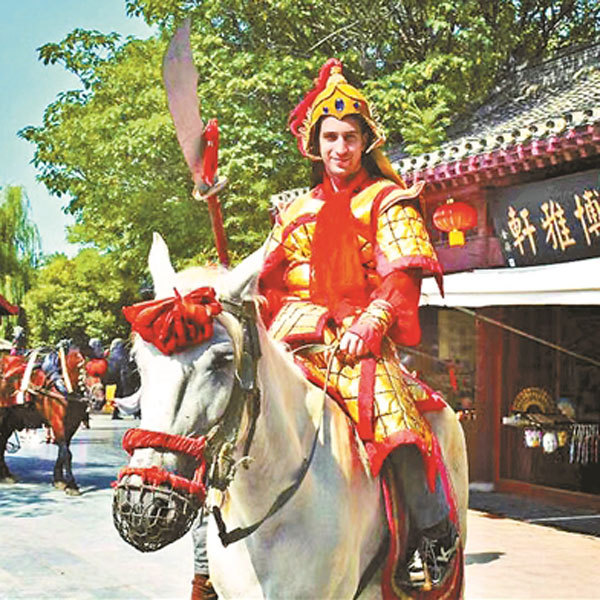 A file photo shows Phillip Andrew Hancock dressed as an ancient Chinese general wearing ancient armor and riding a horse. [Photo: Provided by the Red Cross Society of Chongqing Branch]