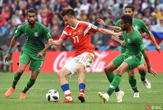 Russian football player Roman Zobnin (center) and Saudi football players during the match. June 14, 2018. [Photo: IC]