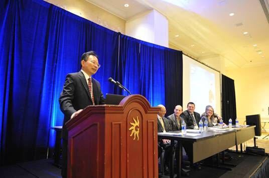 Xu Gongyi delivers a speech at the 35th International Bridge Conference in the United States. [Photo: Wechat of Southwest Jiaotong University]