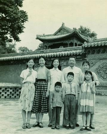 Xi Zhongxun poses for a photo with his family in Beihai Park in Beijing in the 1960s. [Photo: Photographs of Xi Zhongxun]