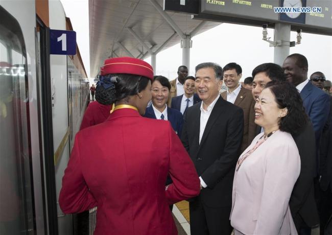 Wang Yang (C), chairman of the National Committee of the Chinese People's Political Consultative Conference (CPPCC), visits the Chinese-built Mombasa-Nairobi railway in Kenya, June 17, 2018. Wang visited Kenya from Saturday to Tuesday at the invitation of Justin Muturi, speaker of the National Assembly of Kenya. [Photo: Xinhua/Ding Haitao]