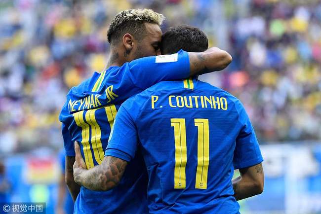 Brazil's forward Neymar (L) congratulates Brazil's forward Philippe Coutinho (R) for his goal during the Russia 2018 World Cup Group E football match between Brazil and Costa Rica at the Saint Petersburg Stadium in Saint Petersburg on June 22, 2018. [Photo: VCG]