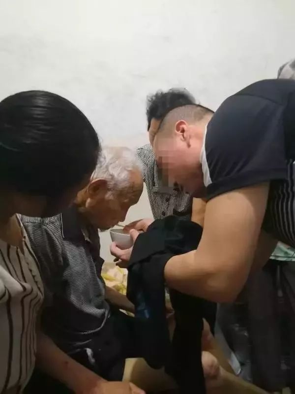 The convict surnamed Zhang pays a visit to his grandfather, June 23, 2018. [Photo: thepaper.cn]