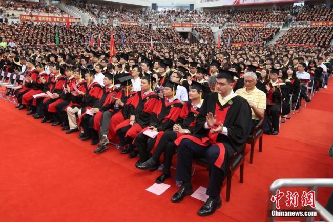 Yao Ming attends the graduation ceremony of Shanghai Jiao Tong University on Sunday, July 8, 2018. [Photo: Chinanews.com]