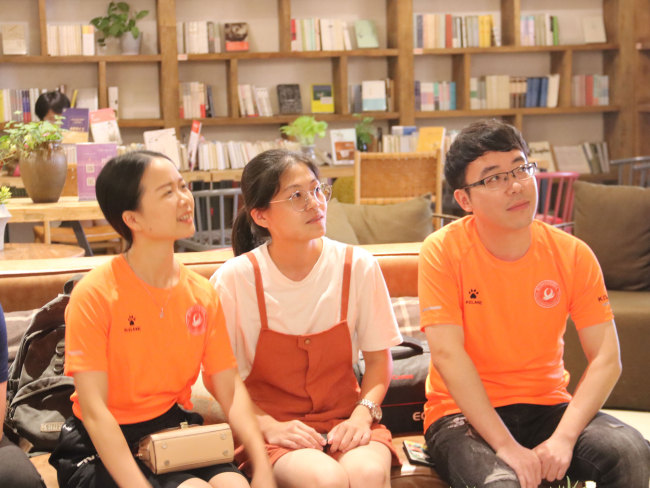 Cai Pengcheng (R) a staff member with a local sports industry office in Jinjiang talks with his partners during a group discussion at an English corner at the Yuntai book store in Jinjiang, Fujian Province on June 12, 2018. [Photo: China plus/JICA]
