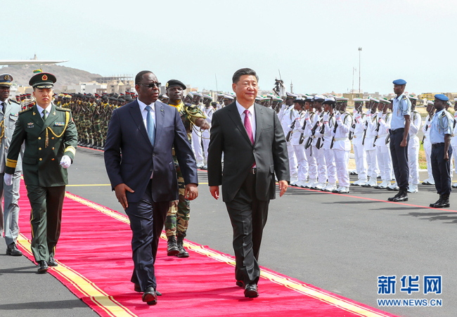 Chinese President Xi Jinping, accompanied by  Senegalese President Macky Sall, reviews the guard of honor during a grand welcome ceremony  in Dakar, Senegal, July 21, 2018.[Photo: Xinhua]