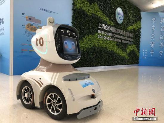 Photo taken on June 5, 2018 shows Liuliu, a smart robot, serves in the media center of Shanghai Cooperation Organization (SCO) Qingdao Summit . [Photo: Chinanews.com]