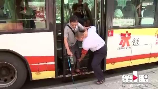 A bus driver from Bus No. 601 helps Huang Qiquan to get off the bus in Chongqing, on Monday, July 23, 2018. [Photo: cbg.cn]