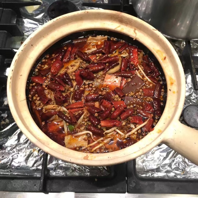 A traditional dish from Chongqing made from pig's blood, tripe, duck's blood, ham and chicken gizzard. Beansprouts, chili, Sichuan peppercorn, sesame and other spices are often added as seasoning. [Photo: Couretesy of Shanghai Translation Publishing House]