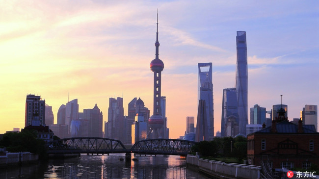 A view of skyline of the Huangpu River and the Lujiazui Financial District with the Oriental Pearl TV Tower and other skyscrapers in Pudong, Shanghai. [Photo: IC]