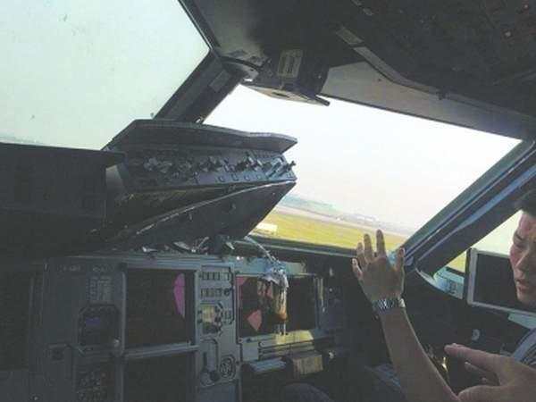 The shattered cockpit windshield. [File photo:sohu.com]