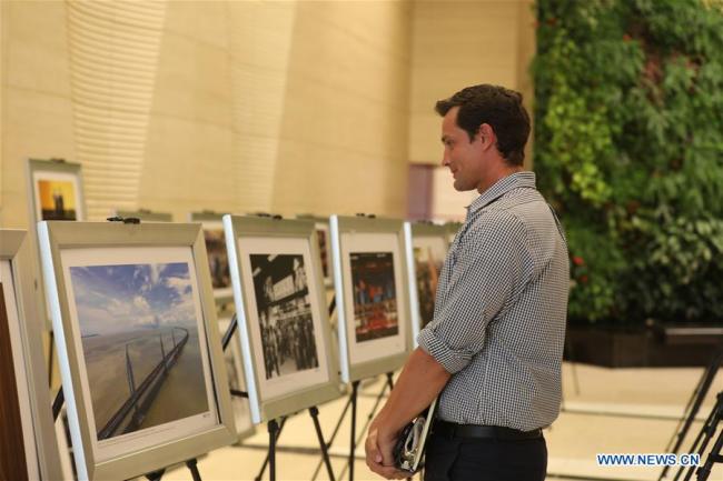 A visitor views photos at the photo exhibition "China's economic reform -- 40 years in the making" in New York, the United States, on Aug. 8, 2018. [Photo: Xinhua]