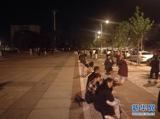 People took refuge in the square of the New District after the earthquake in Tonghai County, Yuxi City, Yunnan Province, on August 13, 2018. [Photo: Xinhua]