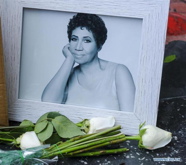Flowers are placed on Aretha Franklin's star at the Hollywood Walk of Fame in Los Angeles, the United States, on Aug. 16, 2018. U.S. cultural icon Aretha Franklin died on Thursday at her home in Detroit, Michigan, at age 76 after a battle with pancreatic cancer. [Photo: Xinhua/Zhao Hanrong]