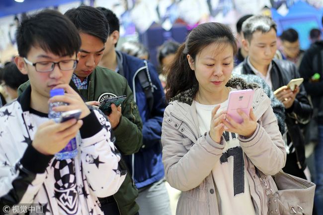 Netizens are using mobile phones to surf the internet. [Photo: VCG]