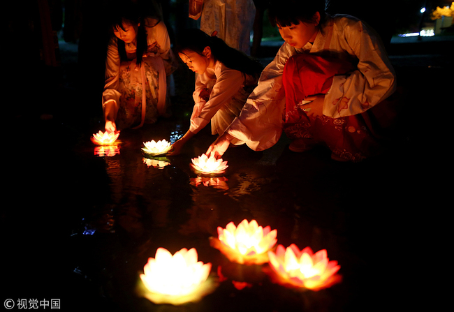 People float water lanterns during celebrations for the Zhongyuan Festival in Nantong, Jiangsu Province on August 17, 2016. [Photo: VCG]