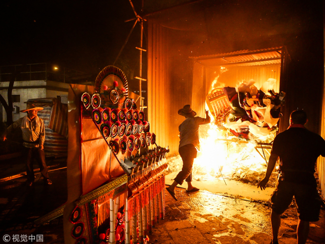 Devotees burn traditional Chinese paper statues during an event to mark the Ghost Festival in Hong Kong on Wednesday, August 22, 2018. [File Photo: VCG]