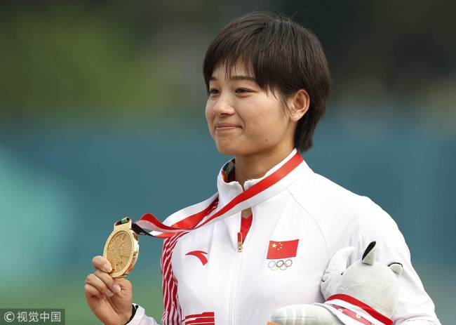 Women’s individual recurve gold medallist Zhang Xinyan of China poses with her medal at the 18th Asian Games, on August 25, 2018 in Jakarta, Indonesia. [Photo: VCG]