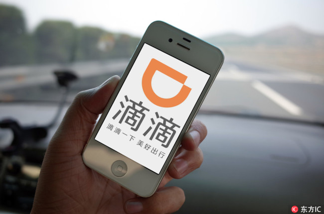 A customer uses the Didi Chuxing app on their smartphone. Didi has suspended its hitch-hiking service nationwide in the wake of a recent killing allegedly committed by one of its drivers. [File Photo: IC]