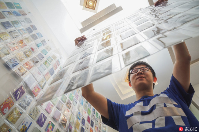 上海“卡哥”攒优惠卡省80%生活费 Shanghai "Cardman" cuts 80 percent off his daily expenses