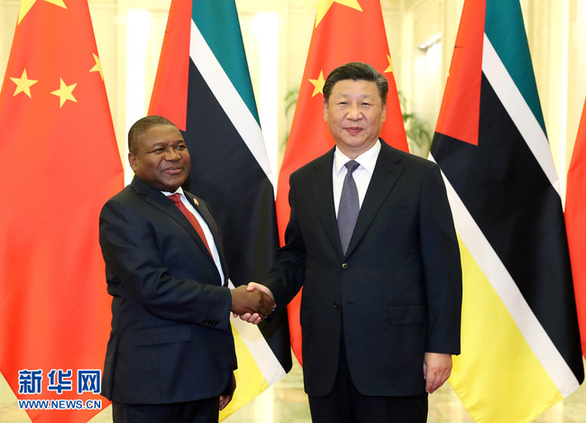 Chinese President Xi Jinping (right) meets Mozambican President Filipe Nyusi on Sept. 1.[Photo: Xinhua]