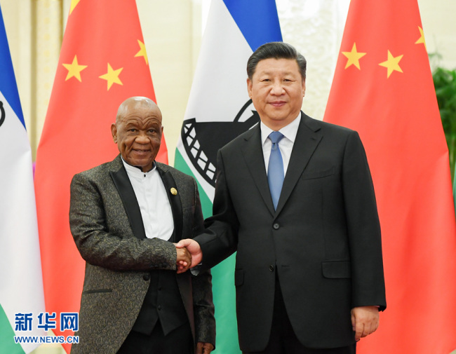 Chinese President Xi Jinping meets with Lesotho's Prime Minister Motsoahae Thomas Thabane in Beijing on September 6, 2018. [Photo: Xinhua]