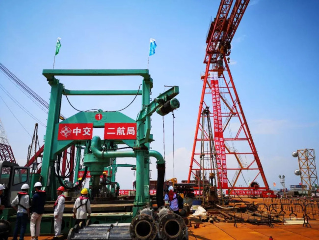 The construction of a bridge section of Shenzhen-Zhongshan highway starts on September 6, 2018. [Photo: thepaper.cn]